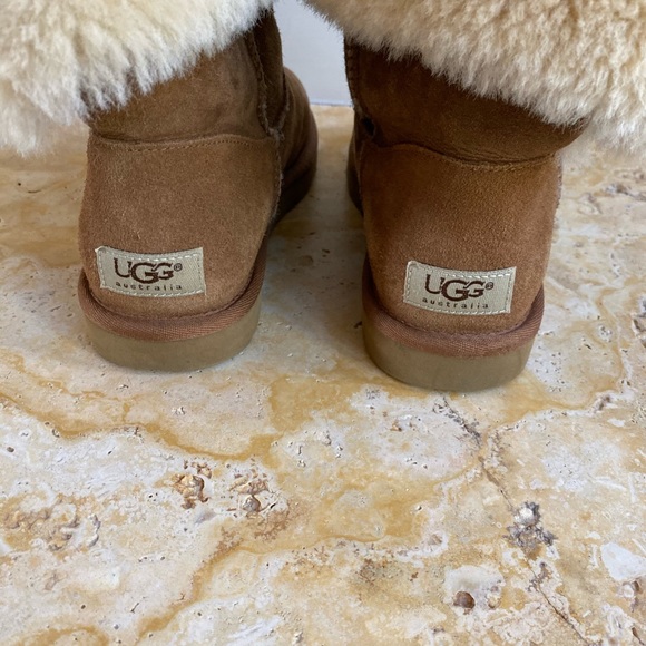 UGG Side Button Bailey Boot - Picture 4 of 7